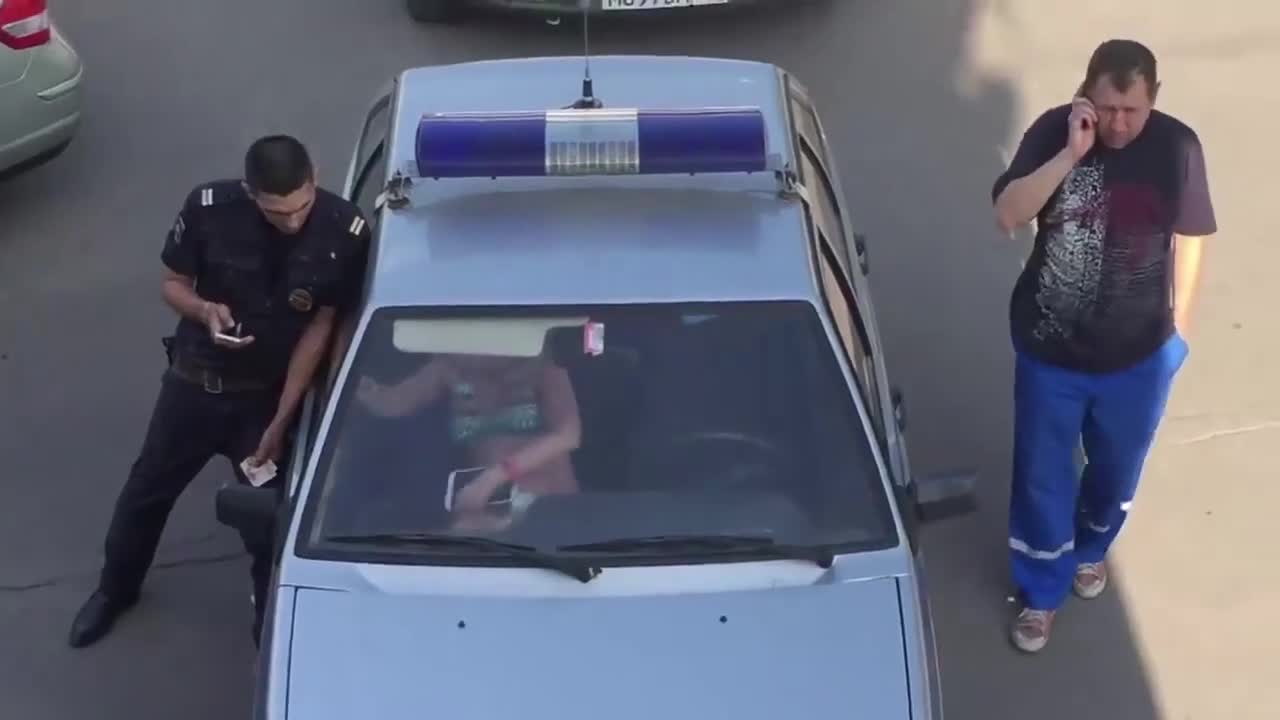 Arrêtée, elle casse le pare-brise de la voiture de police avec ses pieds (Russie)