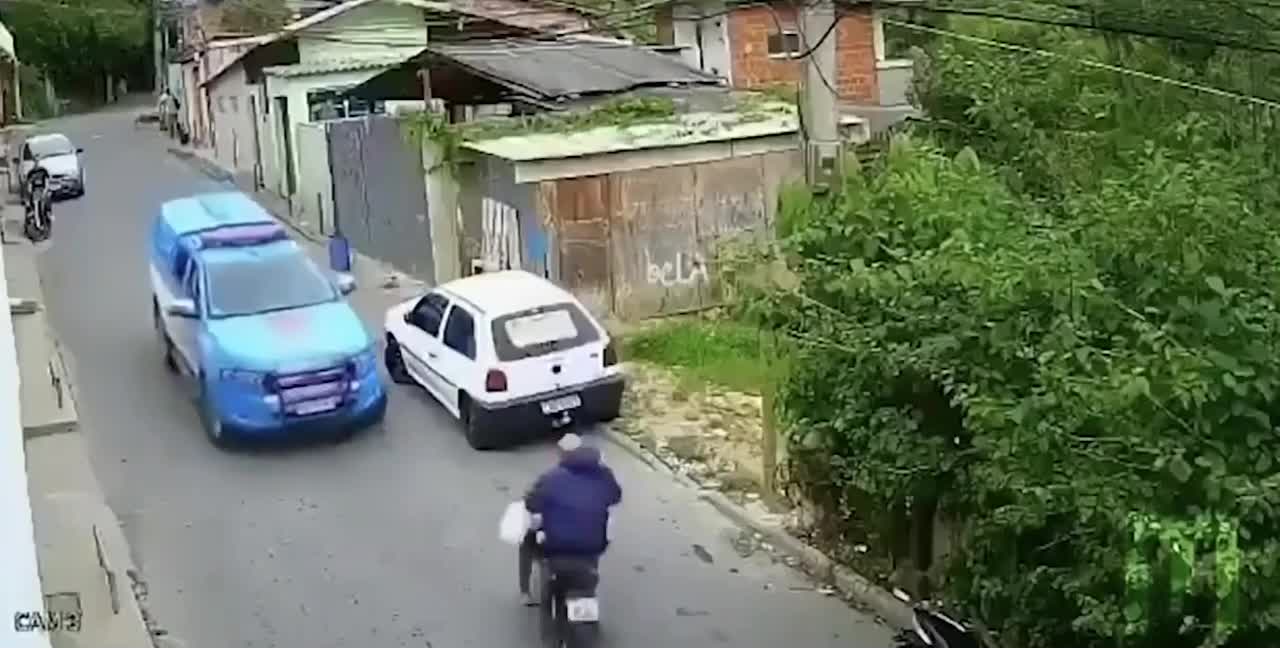 Des policiers attrapent un voleur à moto (Brésil)