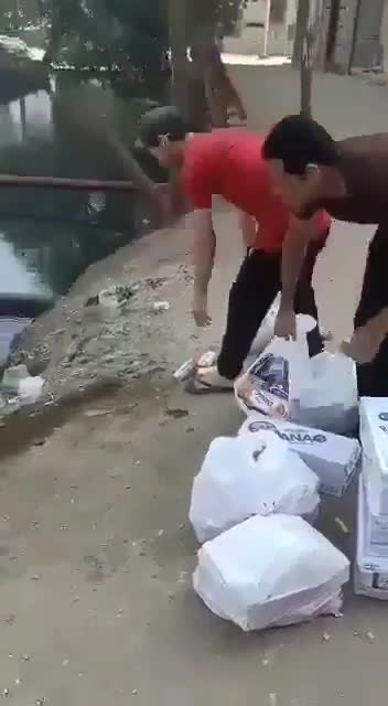 Boycotte : des Égyptiens balancent des produits français, dans leur rivière...