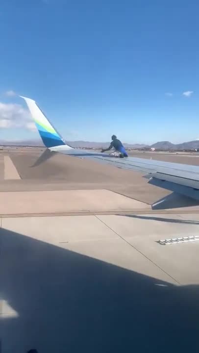 Un homme monte sur l’aile d’un avion (Las Vegas)