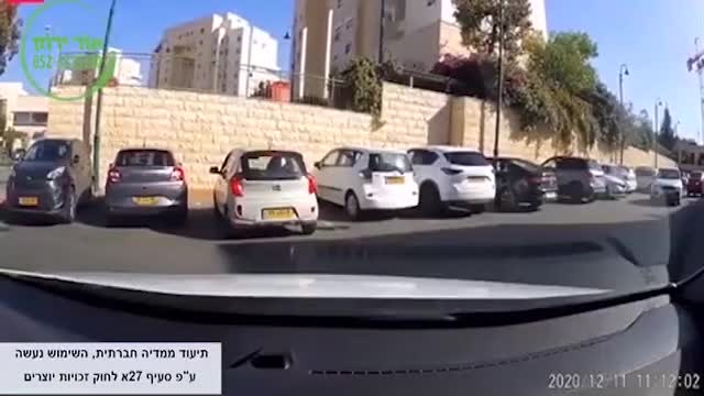 Un vieil homme à un gros soucis en sortant d'un parking (Israel)
