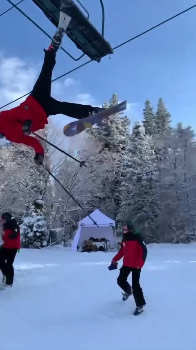 Un skieur se retrouve suspendu à un télésiège