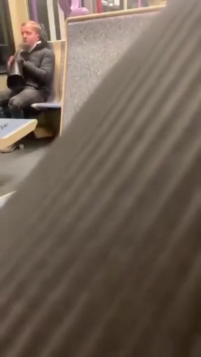Un homme lèche une botte dans le métro