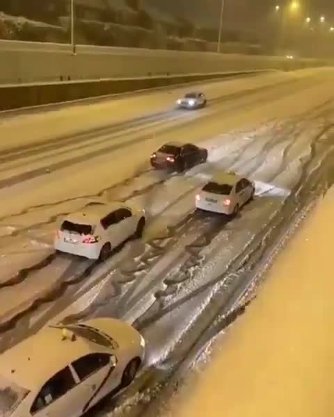 Une grosse course de voitures sur la neige (Espagne)