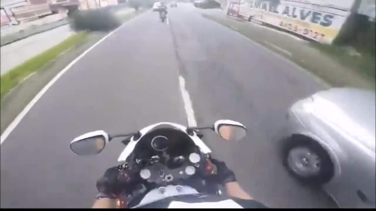 Un motard se fait braquer (Brésil)