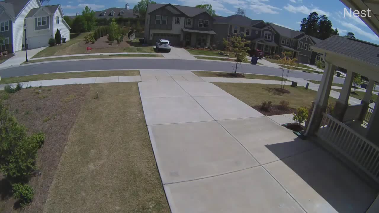 Un voleur se gare devant une maison pour voler un colis