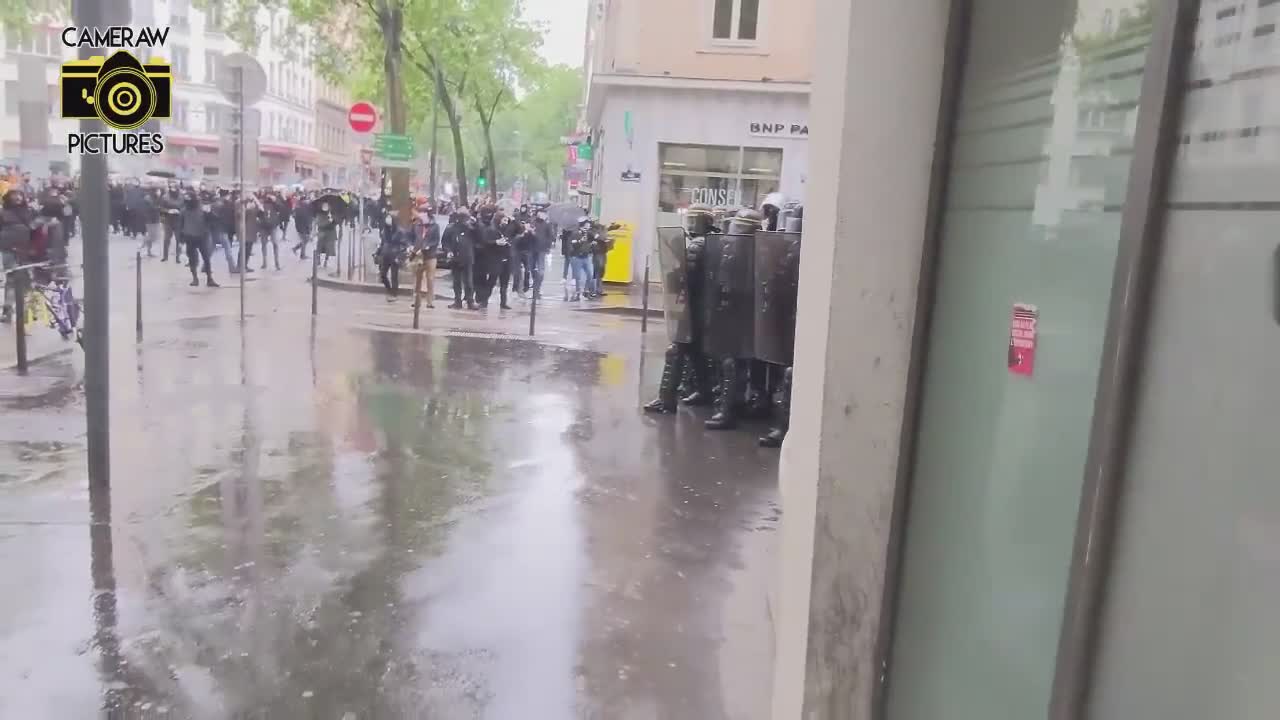 Un CRS se fait charger dans le dos lors d'une manifestation à Lyon