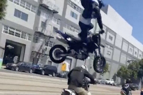 Un motard fait un super saut par dessus de son pote