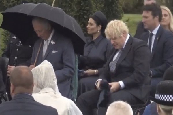 Boris Johnson a un soucis de parapluie