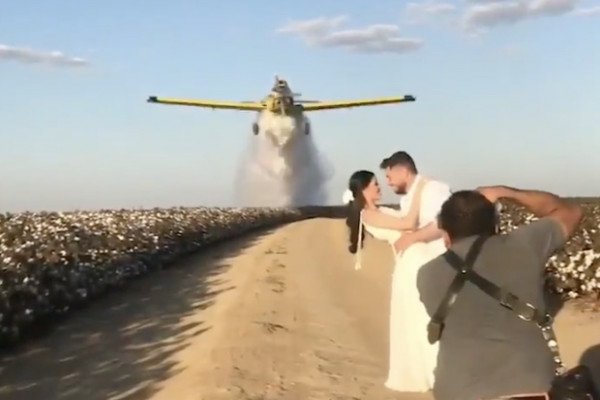 Des mariés font une photo avec un Canadair
