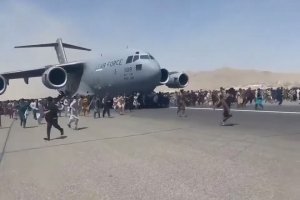 Des afghans tentent de fuir leur pays en s'accrochant à un avion de l'armée américaine