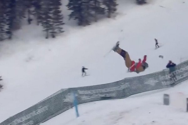 Le skieur George McQuinn se cogne et tombe KO