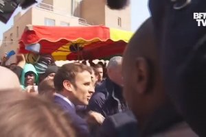 Macron ciblé par un jet de tomates lors d'une visite à Cergy-Pontoise