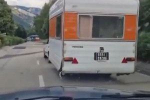 Un français tente un drift sur un rond-point mais il a oublié qu'il conduisait un camping-car