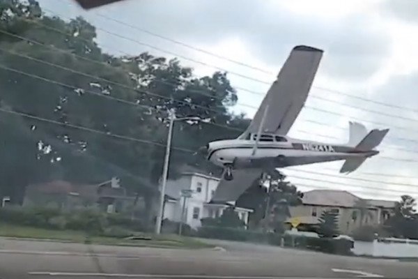 Un avion de tourisme se crache sur une route (Etats-Unis)