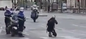 Un policier profite du confinement pour faire des roues arrière sur les Champs-Elysées