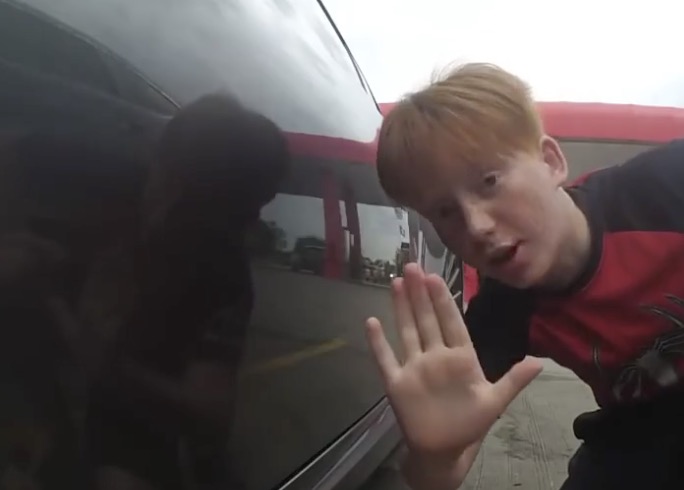 Par la caméra embarquée, un enfant laisse un message au propriétaire d’une Nissan 370z