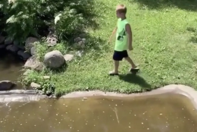 Une mère et son fils entrent dans un enclos d'alligators pour récupérer un portefeuille