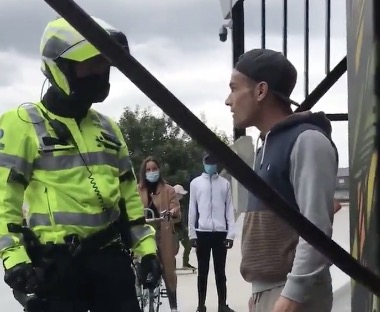 Un policier gifle et gaze un jeune qui refuse de mettre un masque (Belgique)