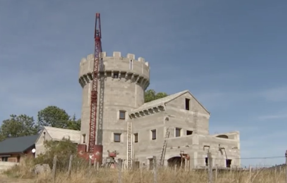 Puy-de-Dôme : il s'est construit son propre château fort