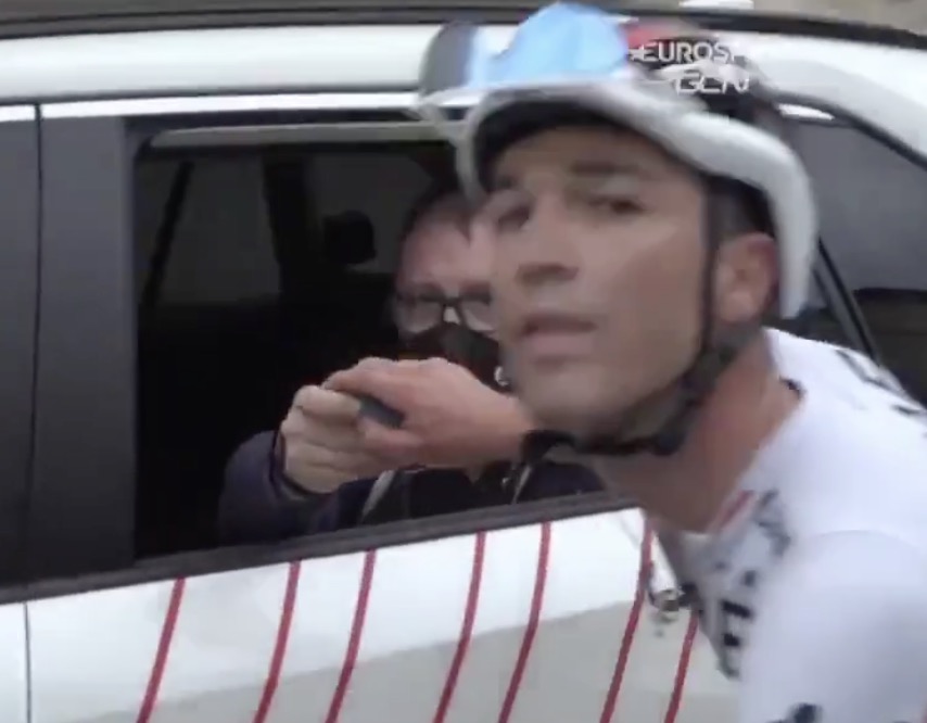 Un cycliste prend un médicament en pleine course (Tour d’Italie)