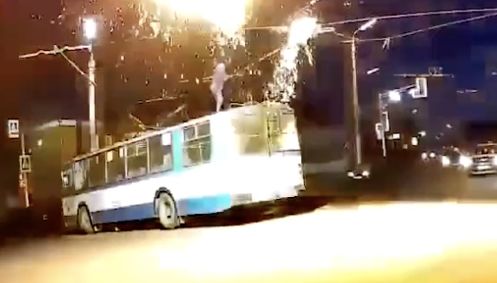 Un trolleybus prend feu (Russie)
