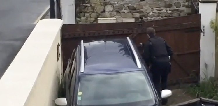 Des Gendarmes neutralisent une femme armée d’un fusil (Valmondois , France)