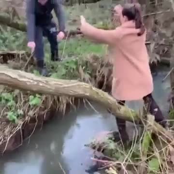 Régis aide sa copine à traverser une rivière