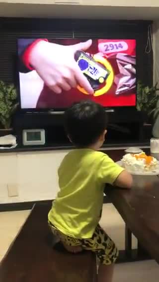 Un enfant reçoit une belle surprise pour son anniversaire