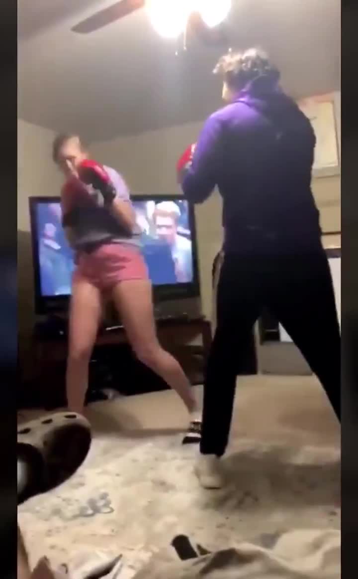 Une fille met un énorme crochet en jouant à la boxe