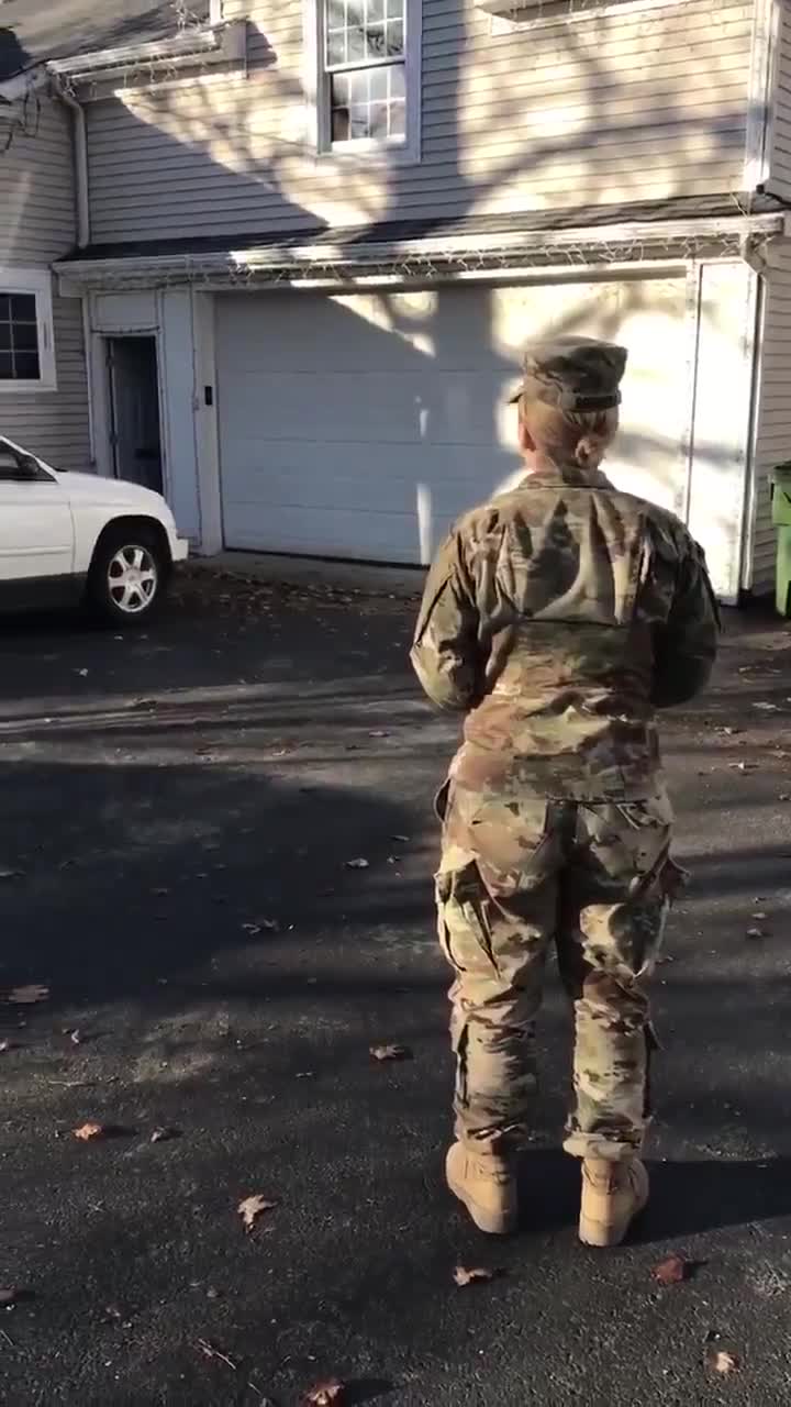 Après deux ans d'armée, son chien la reconnait plus