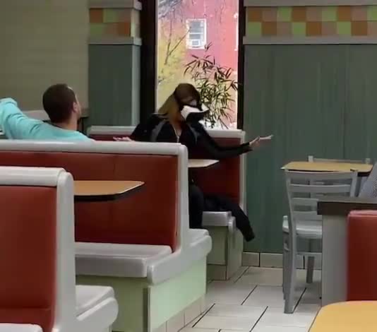Sa copine le trompe avec un masque de réalité virtuelle