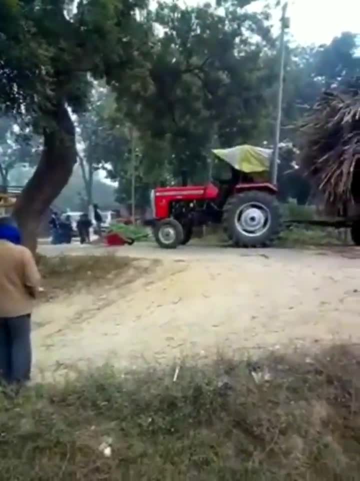 Régis charge son tracteur