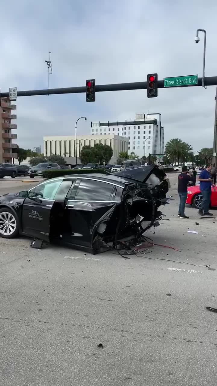 Une Nissan GTR coupe une Tesla en deux (Floride)