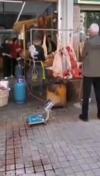Un chien en panique totale dans une boucherie (Chine)