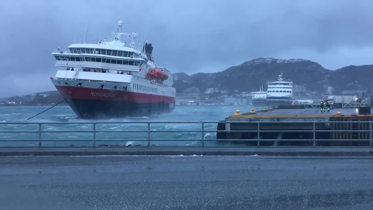 Un bateau accoste par mauvais temps (Norvège)