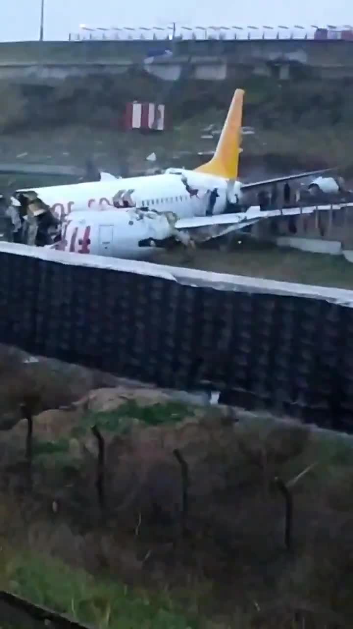 Un avion se coupe en deux à l'atterrissage (Pegasus Airlines, Istanbul)
