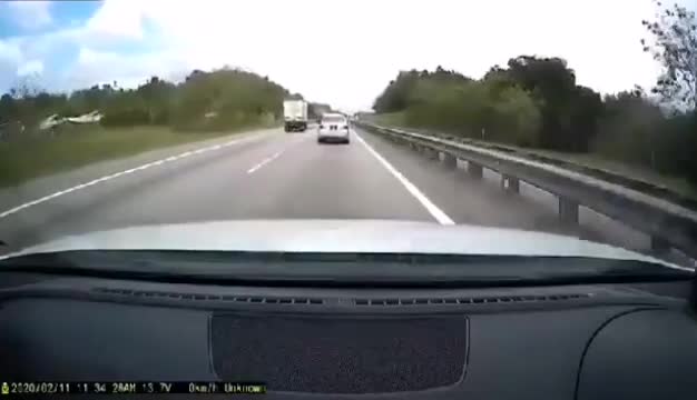 Un camion éclate un de ses pneus sur l’autoroute