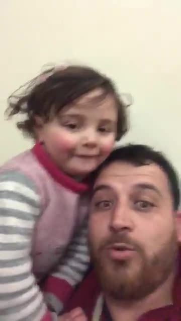 Ce père a appris à sa fille à rire des bombes (Syrie)