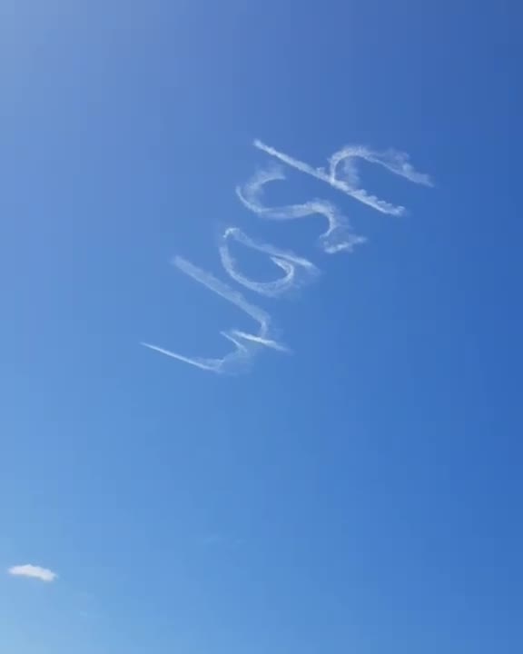 Dans le ciel, un avion écrit &quot;Lavez-vous les mains&quot; (Sydney)