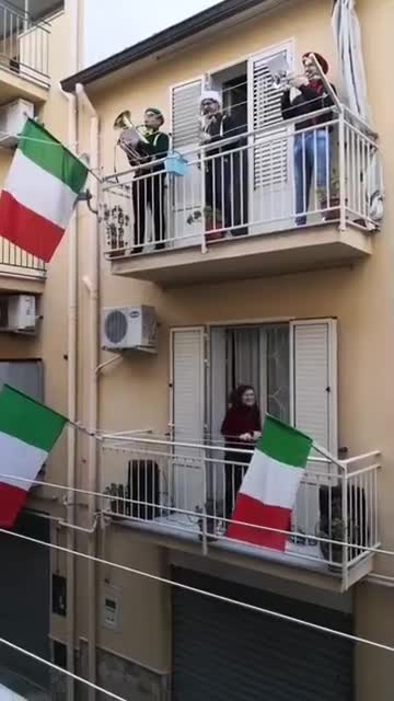 Les italiens chantent au balcon pendant leur quarantaine
