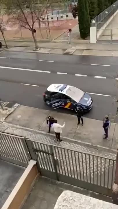 Un policier gifle un homme parce qu'il prend une bière dehors pendant le confinement (Espagne)