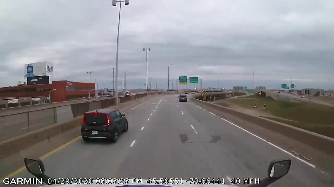 Un motard percute une rambarde et tombe d'un pont (Montréal)
