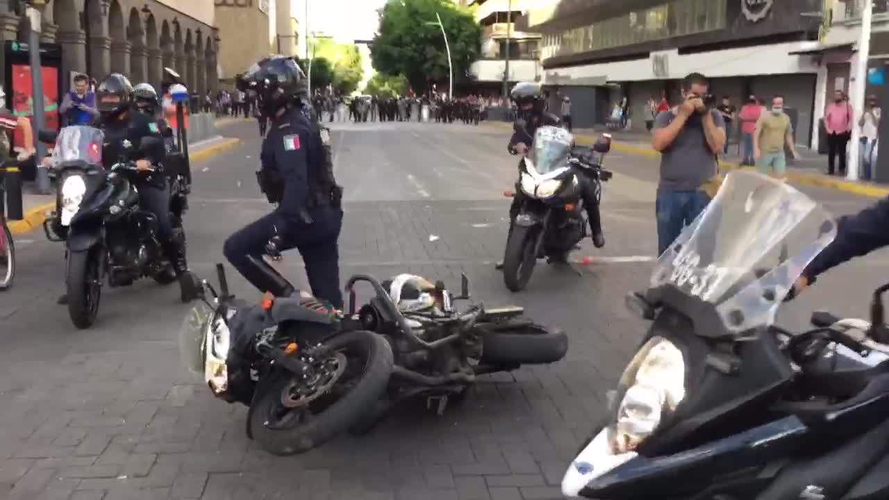 Mexique : un manifestant met le feu à un policier à moto