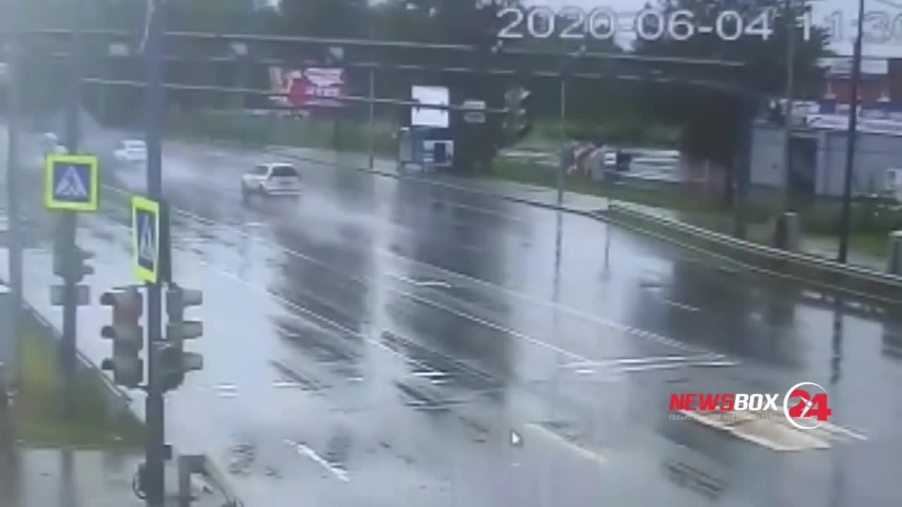 Un homme sauve un enfant lors d'un accident de la route