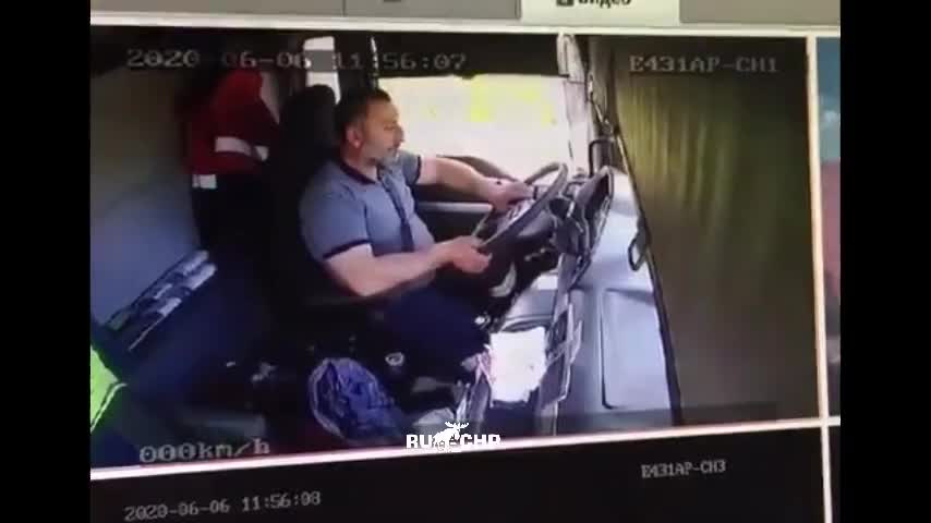 Un chauffeur routier s'endort au volant