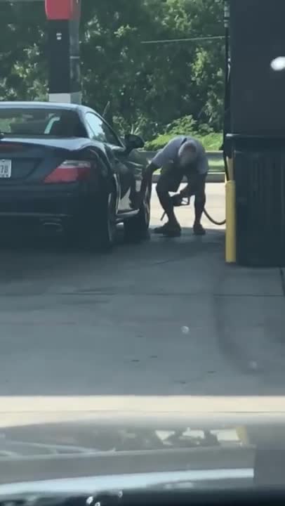 Dans une station service, il lave sa voiture avec de l’essence