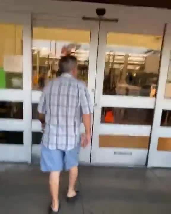 Un homme veut entrer sans masque dans un supermarché