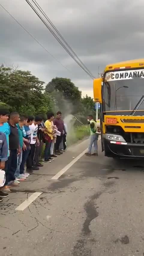 Les passagers d’un bus se font désinfecter avant d’entrer (Équateur)