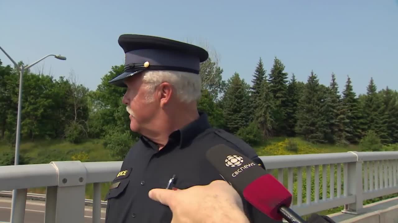 Un policier canadien arrête un road rage